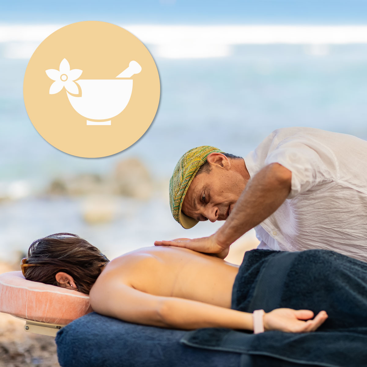 Massage ayurvédique sur la plage, avec le masseur nomade, à l'ile de la Réunion